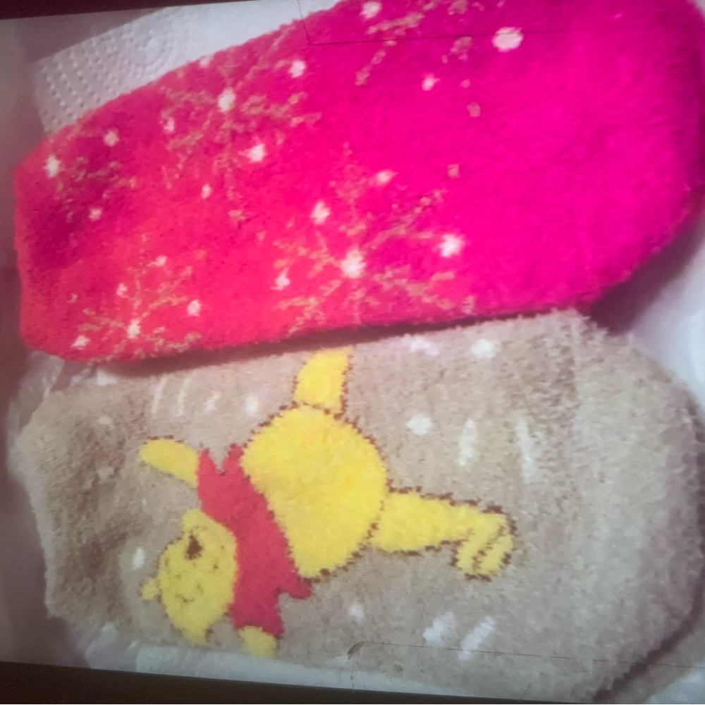 COZY Pooh Bear Fuzzy Socks Set 2 pr One Bear Design Other Snowflake NEW NWT - Picture 1 of 4